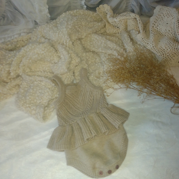 Old Navy Cream Knit Baby Romper - Picture 5 of 5